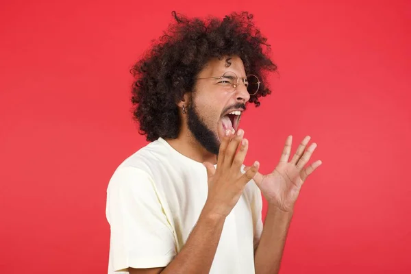 Jovem Com Cabelo Afro Gritando Contra Parede Vermelha — Fotografia de Stock