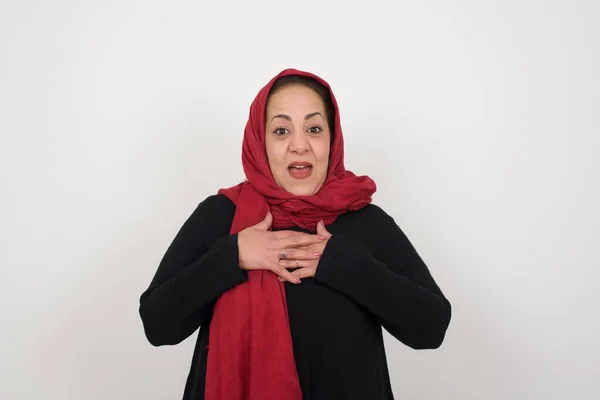 Glücklich Reife Muslimische Frau Steht Und Lächelt Isoliert Auf Grauem — Stockfoto