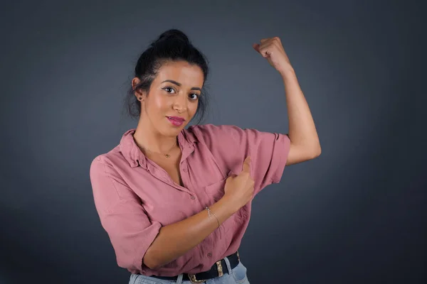 Cintura Hasta Tiro Mujer Morena Levanta Mano Para Mostrar Sus — Foto de Stock