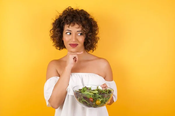 Verträumte Araberin Mit Salat Mit Angenehmem Gesichtsausdruck Lässig Gekleidet Schaut — Stockfoto