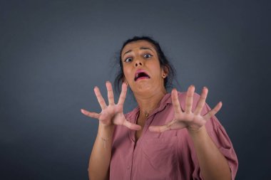 Tatmin olmayan kadın model kaşlarını çatar, iğrenç bir ifadeye sahiptir, dilini gösterir, itaatsizliğini gösterir, birilerine kızar, reddedenler bir şeyler yapar..