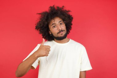 Saçları kızıl duvara dayanmış genç bir adam. 