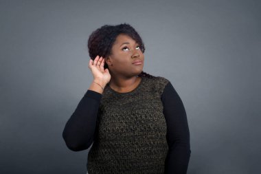 - Aman Tanrım! Komik afro-amerikan kadın gündelik giysiler içinde ağzı geniş, kaşlarını kaldırıyor ve gözleri kulakları kulağında dışarı fırlıyor dedikoduları dinlemeye çalışıyor..