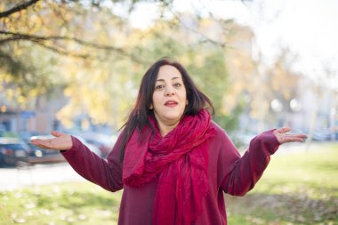 Güzel orta yaşlı bir Arap kadının parkta kafası karışıyor.  