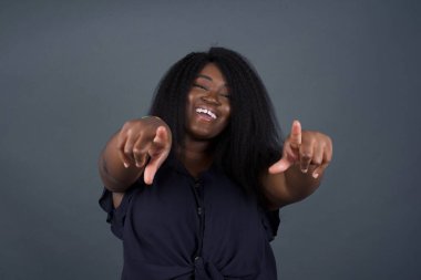 İki parmağıyla kamerayı işaret ederek, 