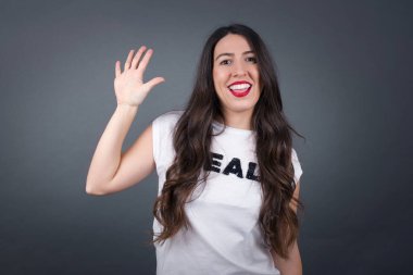 Gri arka planda duran güzel bir kadın.. 