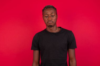 Üzgün, kederli, kederli, kederli, kederli, kederli, kederli, gözü yaşlı bir Amerikalı 'nın güzel yüzü. Arka planda acı ve depresyon çeken, üzgün bir yüz ifadesi ve duygu konseptiyle izole edilmiş..