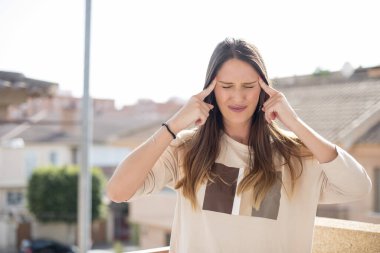 Sokakta başı ağrıyan güzel bir kadın. 