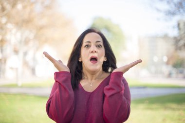 Güzel orta yaşlı bir Arap kadının parkta kafası karışıyor.  