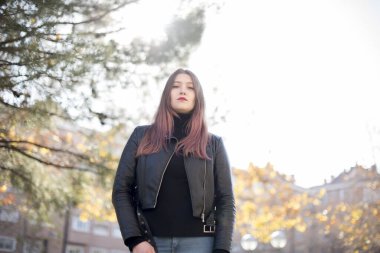 Parkta duran genç ve güzel bir kadın.  