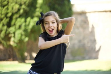 Siyah elbiseli güzel kız, 