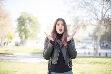 Genç ve güzel bir kadın parkta şaşırdı. 