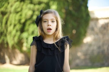 Ağzı açık duygusal çekici bir kız büyük bir şaşkınlık ve korkuyu ifade eder.,