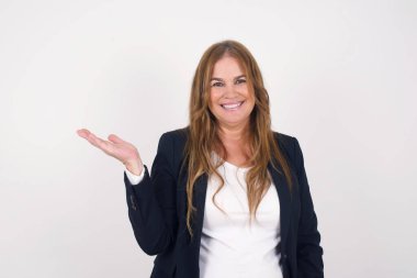 Orta yaşlı bir kadın izole edilmiş arka planda stüdyoda el ele görünüyor. 