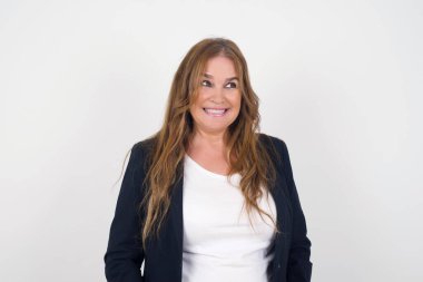 Tüh! Özel görünüşü olan orta yaşlı bir kadının portresi dişlerini sıkar ve kafasını karıştırır. Hatasını fark eder. Reklam ve promosyon geçmişiniz için fotokopi alanına karşı poz verir..