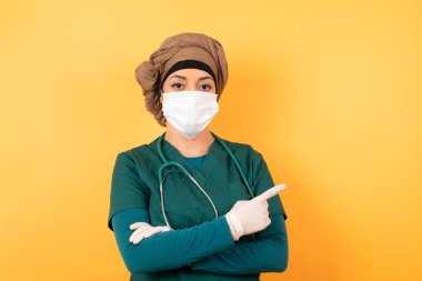 Heyecanlı Arap kadın doktor arka plandaki fotokopi çekimini mutlu bir şekilde gösteriyor.