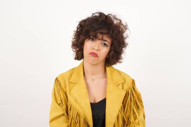 Süet ceketli güzel bir kadın stüdyo çekiminde.