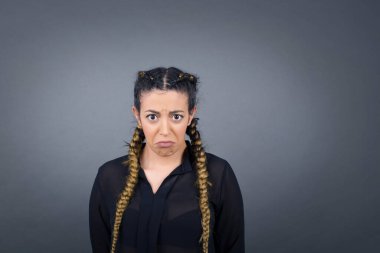 Gri arka planda izole edilmiş acı ve depresyon çeken ve gözyaşı döken üzgün ve çaresiz bir kadının güzel yüzü.