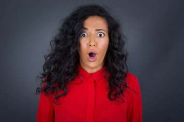 Kıvırcık saçlı, ağzı açık, ağzı açık kırmızı tişörtlü çekici, genç esmer kadın, arkadaşının hikayesini tüm inançsızlığıyla dinliyor, haykırıyor:. 