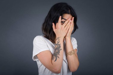 Endişe - güzel bir beyaz kadının kavramsal görüntüsüdür. Ellerini yüzünü kapatır ve parmaklarının arasından dışarı bakar. Bir şeyden ya da birinden korktun mu?.