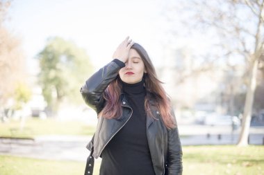 Parkta başı ağrıyan güzel bir kadın.