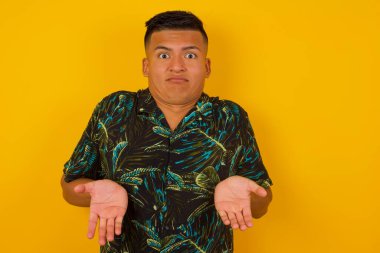 Kafası karışmış, kolları açık, omuzlarını silkip: 