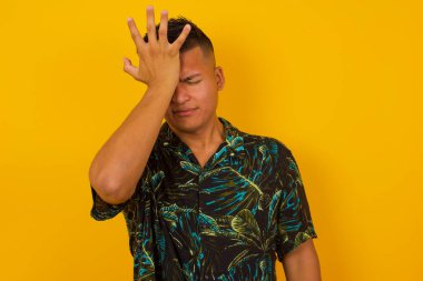 Hayal kırıklığına uğramış, sıradan kıyafetler giyen, alnına el ele tutuşan genç bir İspanyol baş ağrısı çektiği için depresyona girmiş. Suratı asık, kafası karışmış, stresli görünen, acı çeken bir erkek. 