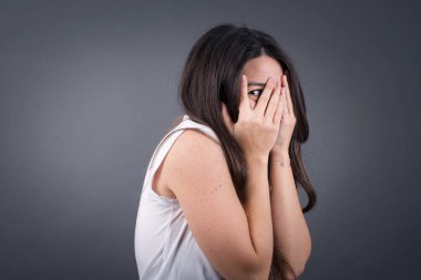 Gri arka planda güzel bir kadın.  