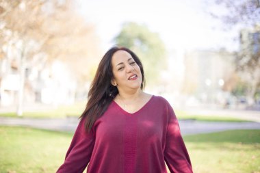 Parkta poz veren orta yaşlı güzel bir Arap kadın.  