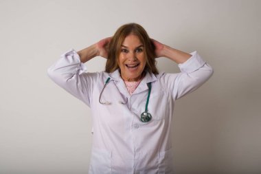 Heyecanlı, neşeli, Kafkasyalı doktor kadın iyi haberler aldıktan sonra çığlıklar atıyor, ellerini başının üstünde tutuyor, inanamıyorum..