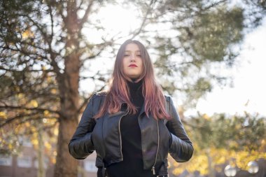 Parktaki genç ve güzel kadın.  