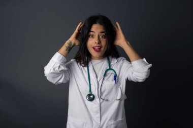 Sevinçten havalara uçmuş bir kadın iyi haberler aldıktan sonra çığlık atıyor, ellerini başının üstüne koyuyor, buna inanamıyorum..