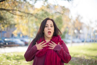 Parkta kafası karışmış orta yaşlı güzel bir Arap kadın.  