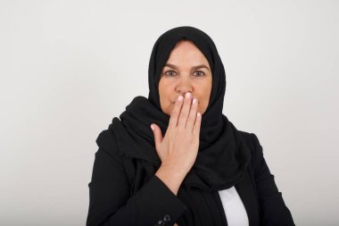 - Evet. Sanırım ben söyledim! Siyah tesettürlü Müslüman kadının portresini kapat. Avuç içi aç, gri arkaplanda izole edilmiş büyük gözleri olan kameraya bak..