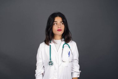 Hoş görünümlü genç bir doktor birini öpecek gibi dudaklarını tutuyor, mutlu bir ifadesi var, suratsız surat. Dışarıda dikiliyorum. Güzellik konsepti.