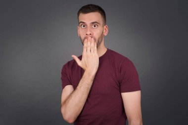 - Evet. Sanırım ben söyledim! Sokak tarzı tişörtlü bir adamın portresini kapat. Ağız ağıza, avuç içine bak. Parlak gri arka planda büyük gözleri olan kameraya bak..