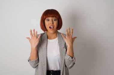 İnsanlar, başarı, galibiyet, zafer, heyecan, hedefler, kararlılık ve başarı konsepti. Yumruklarını sık ve neşelen