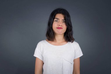 Komik komik kız gözlerini şaşı yapar, dudaklarını büzer, bütün gün çalıştıktan sonra suratını buruşturur. Tuhaf ifadeli cahil kadın inek tek başına eğleniyor, aptalı oynuyor..