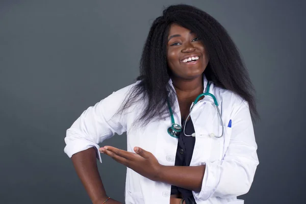 Positivo Felice Medico Donna Afroamericana Dice Wow Quanto Sia Eccitante — Foto Stock
