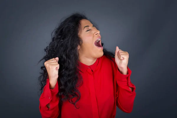 Hermosa Joven Morena Con Pelo Rizado Con Camisa Roja Expresando — Foto de Stock