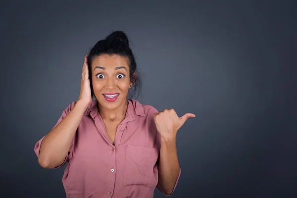 Retrato Mujer Joven Con Expresión Facial Impactada Mostrando Algo Increíble —  Fotos de Stock