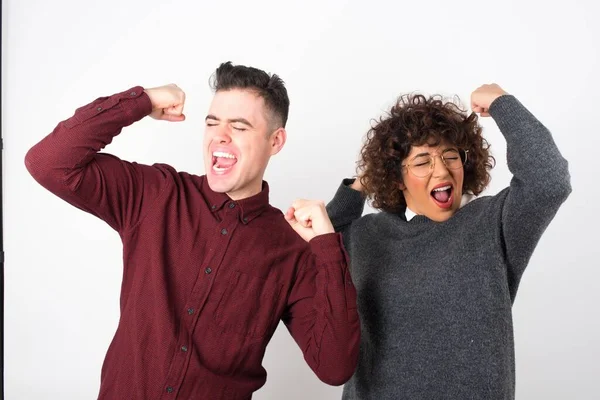 Soy Ganador Retrato Pareja Encantadora Levantando Puños Triunfo Victoria Sonriendo — Foto de Stock