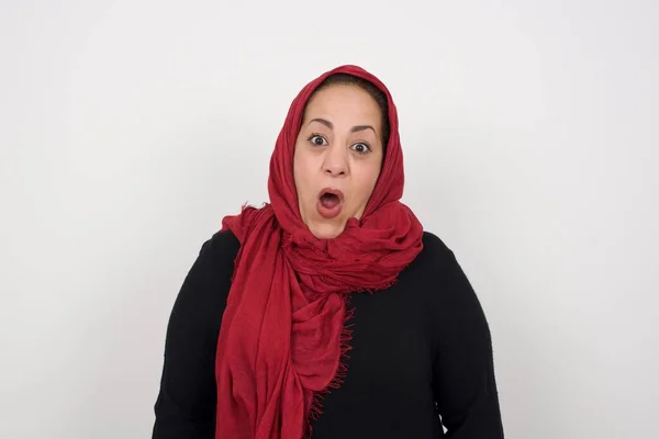 Attraktiv Mogen Muslimsk Kvinna Med Chockad Och Chockad Blick Med — Stockfoto