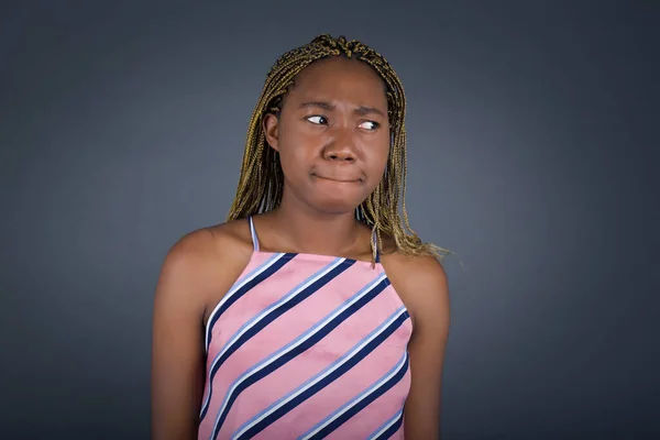 驚いた若いアフリカ系アメリカ人女性の写真は唇を曲げ 心配している外観 灰色の背景に隔離された前で恐ろしいものを見ます — ストック写真