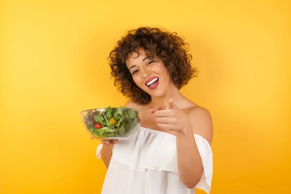 Junge Schöne Frau Mit Salat Lässig Gekleidet Mit Zeigefinger Auf — Stockfoto