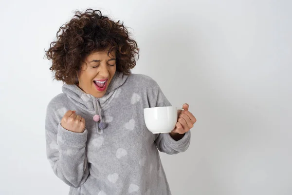 Kafkasyalı Esmer Kadın Pijamasını Giymiş Başarısını Kutluyor Yumruklarını Neşeyle Sıkıyor — Stok fotoğraf