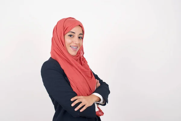 Bild Der Fröhlichen Schönen Muslima Trägt Schwarzen Blazer Und Hijab — Stockfoto