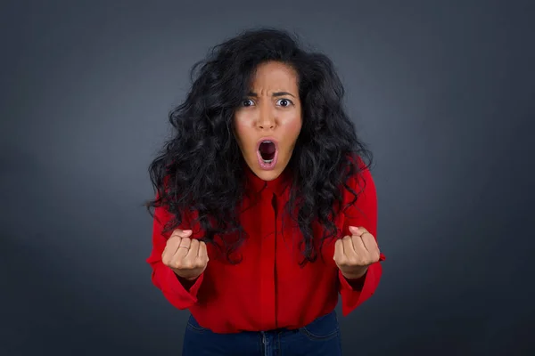 Cintura Hacia Arriba Retrato Mujer Morena Con Pelo Rizado Con —  Fotos de Stock