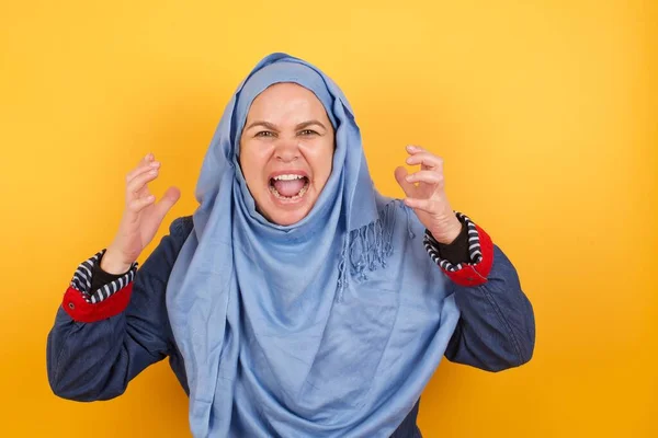 憎しみ ヒジャブの叫び 人間の感情の概念で感情的な怒っている中年イスラム教徒の女性 — ストック写真