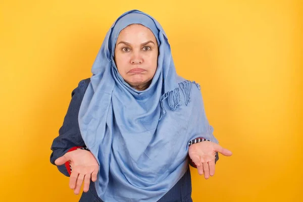 Puzzled Clueless Middle Aged Muslim Woman Hijab Arms Out Shrugging — Stock Photo, Image